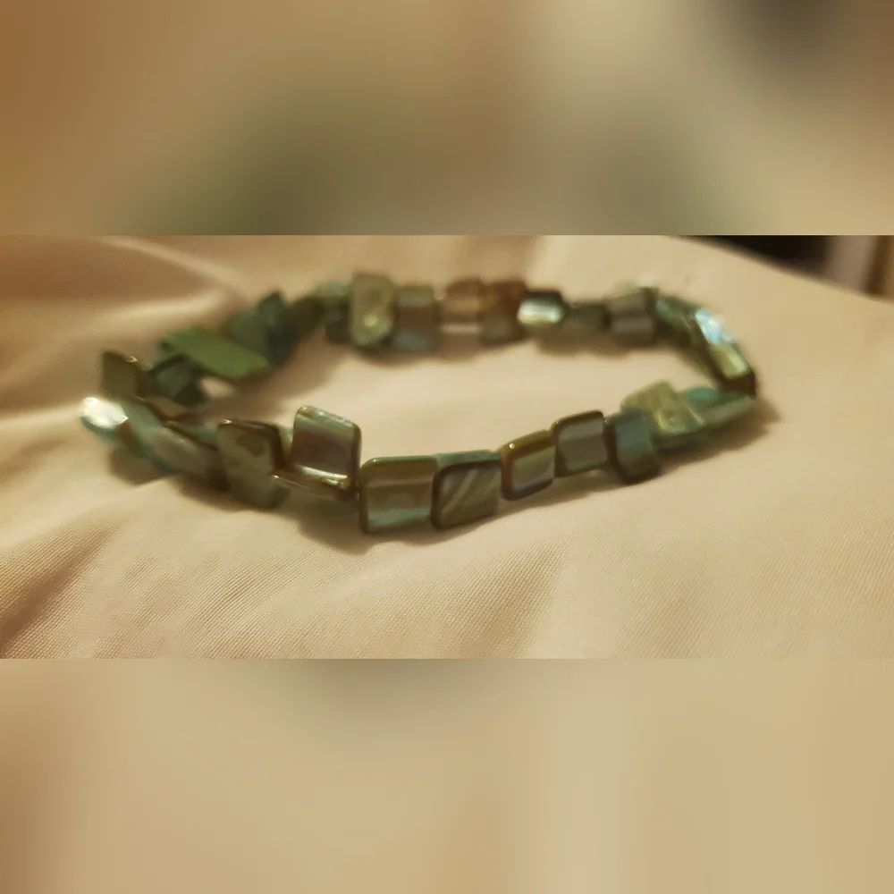 Shell 🐚 Handmade Stretch Bracelet - Picture 3 of 4